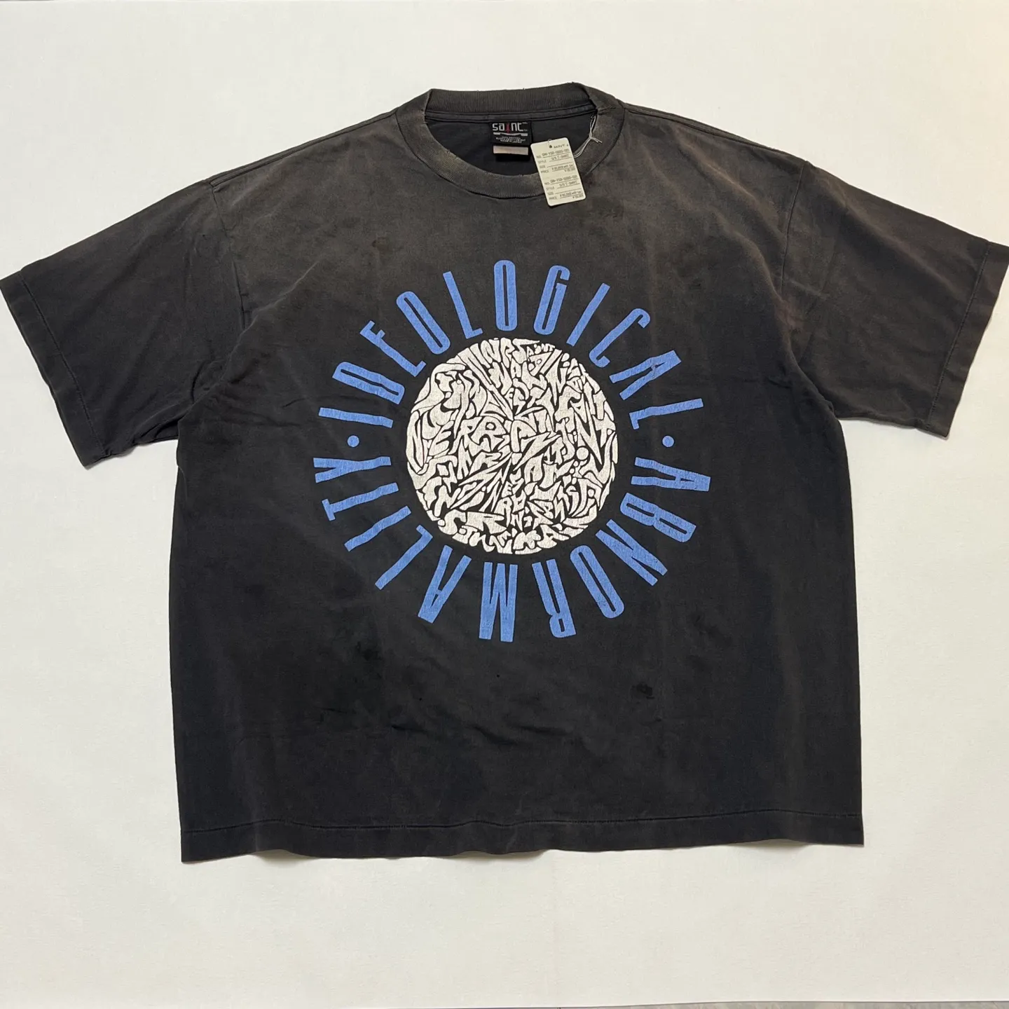 SAINT Mxxxxxx IDEOLOGICAL SS TEE/BLK Peace and anti-war crack pattern tee, washed black S-XL, look for the cylindrical fabric without side seams, the open width is almost meaningless Asut ready-made garments dyed, the whole piece is sprayed with horse-hair spray, and then sprayed again to fade, the collar and cuffs are frayed, many places are broken, oversized printing position, genuine level restoration, complete accessories, with little angel anti-counterfeiting label